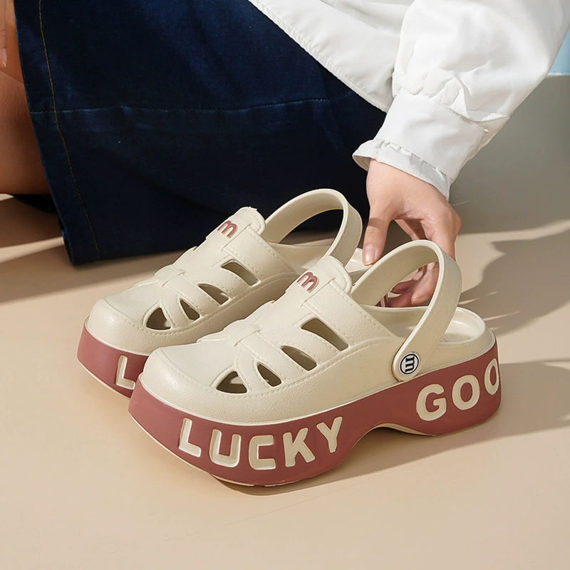 Сандалии на толстой подошве женщины летом носят мягкое дно