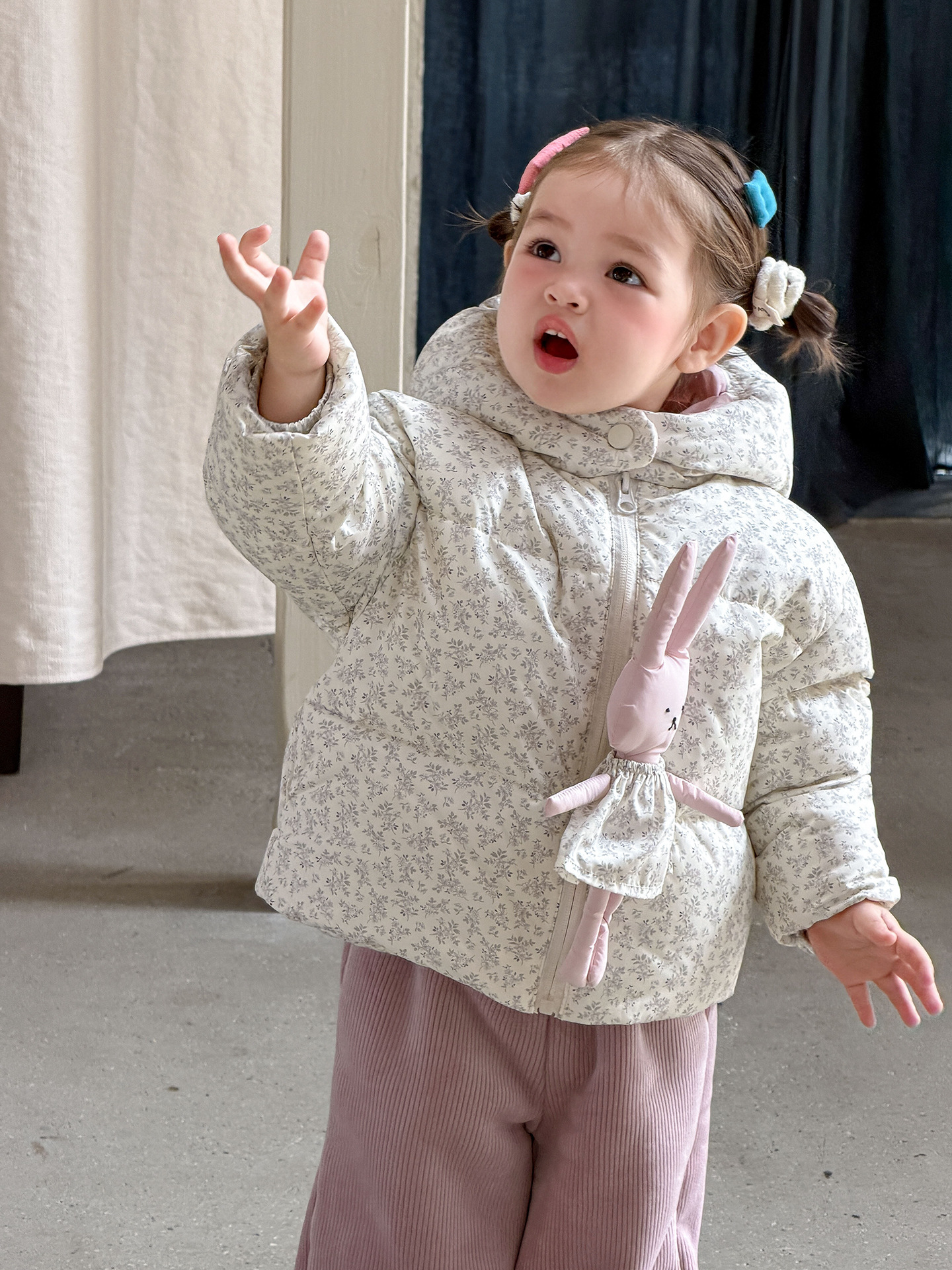 Ropa infantil de canela de pera, ropa de invierno de chicas, 90 chaqueta blanca para niños con capuchón, ropa de bebé de un año