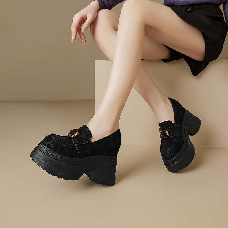 Giày loafer nữ đế xuồng họa tiết báo khóa kim loại tăng chiều cao — đen, nâu đen