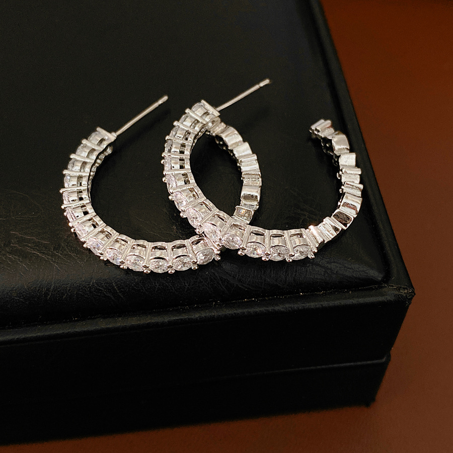 Aguja de plata zircón geométrico redondo en forma de C aretes personales temperamento de aire frío aretes ligeros de lujo alta sensación de aretes al por mayor image 7