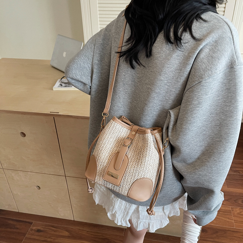 Bolso tejido femenino 2025 verano nuevo estilo juego junto al mar bolso de cubo de viaje tendencia bolsa de paja de mensajero de todo fósforo de nicho