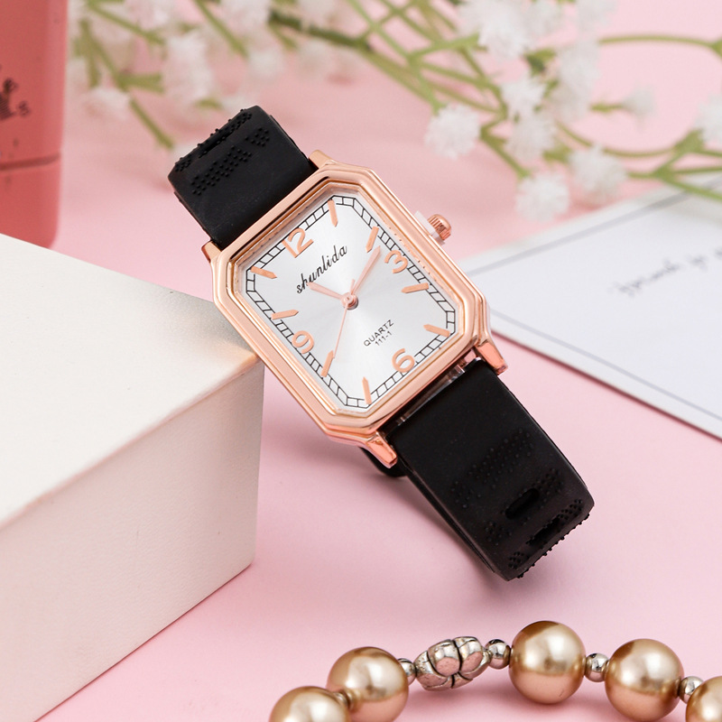 Live Broadcast Exquisite Fashion Women's Watch Rectangular Casual Silicone Band Quartz Watch Female Student Watch Wholesale