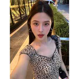 2025潮流新款纯欲甜酷辣妹豹纹方领短款T恤女夏百搭性感修身上衣