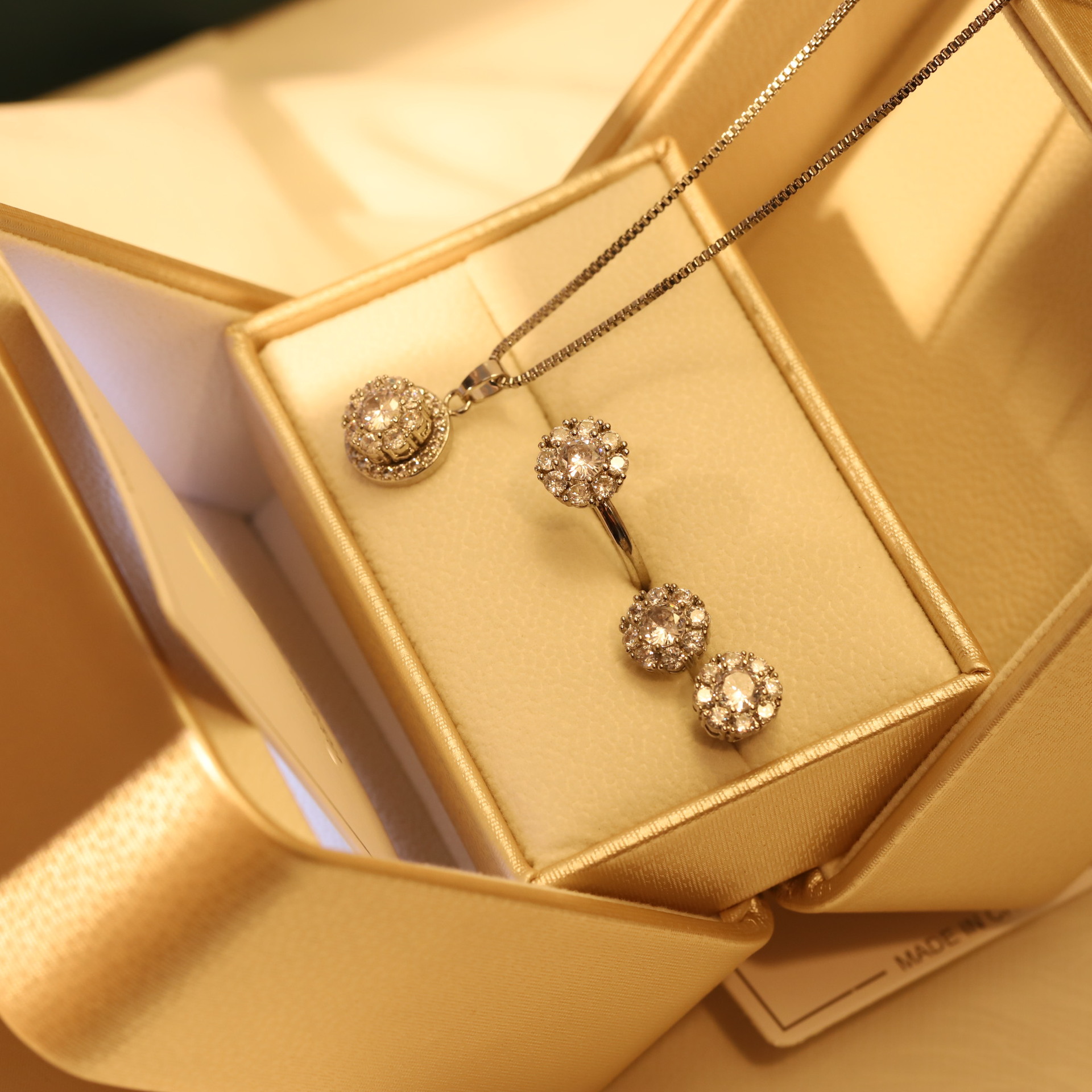 Set de joyería para mujer collar y pendientes con anillos_voghion.com
