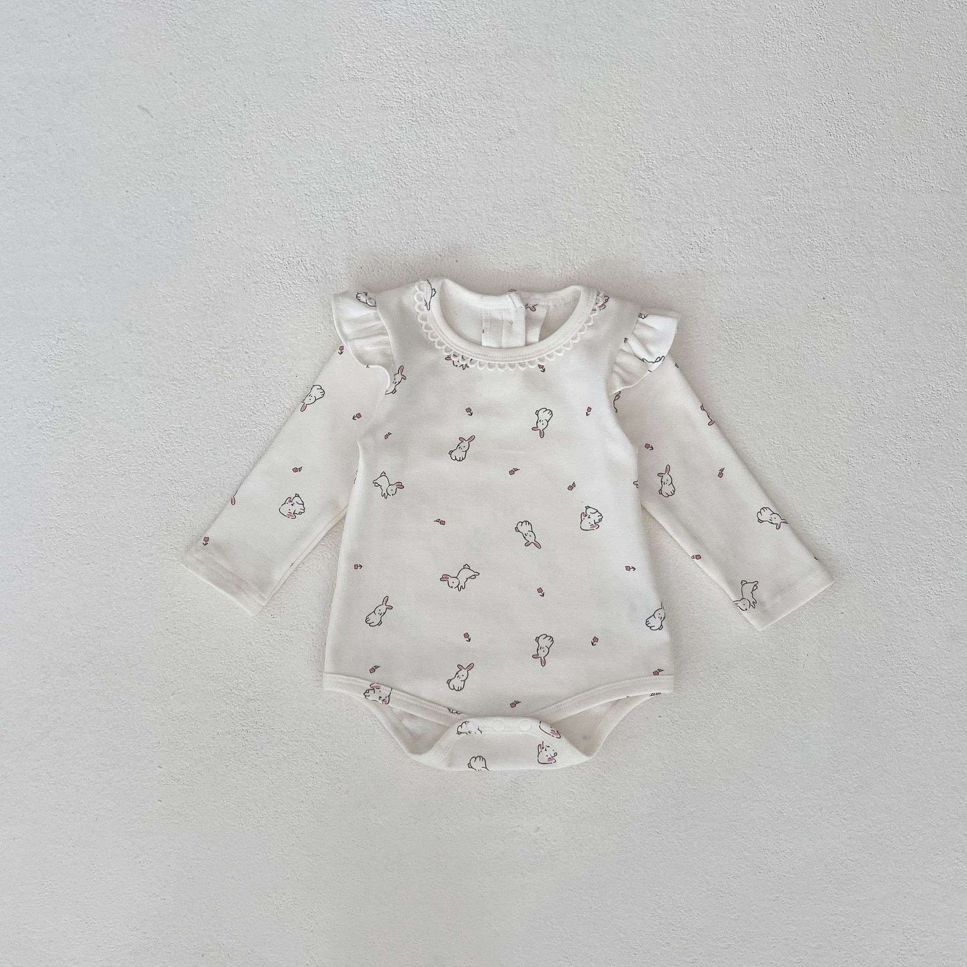 2024 Frühling 0-3 Jahre alte weibliche Baby gedruckt kleine fliegende lange Ärmel Ha Taschen Hintern Overall Crawler Kleidung_voghion.com