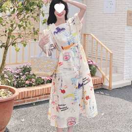 白色涂鸦印花连衣裙女中长款2026夏新款法式高腰显瘦设计感碎花裙