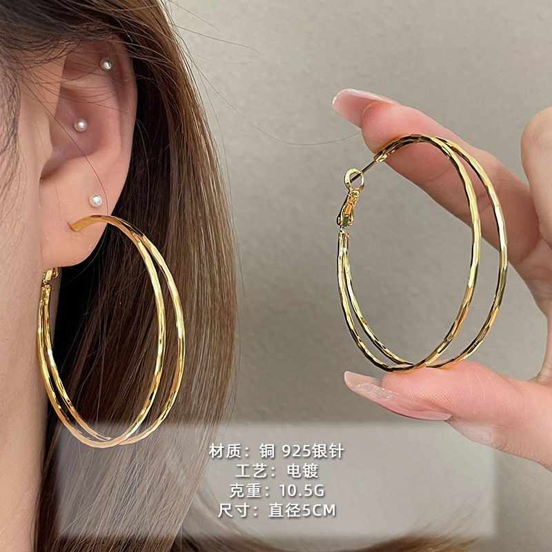 2025 nuevo estilo verano de moda anillo plateado círculo negro círculo fino temperamento europeo y americano aretes dorados de todo fósforo