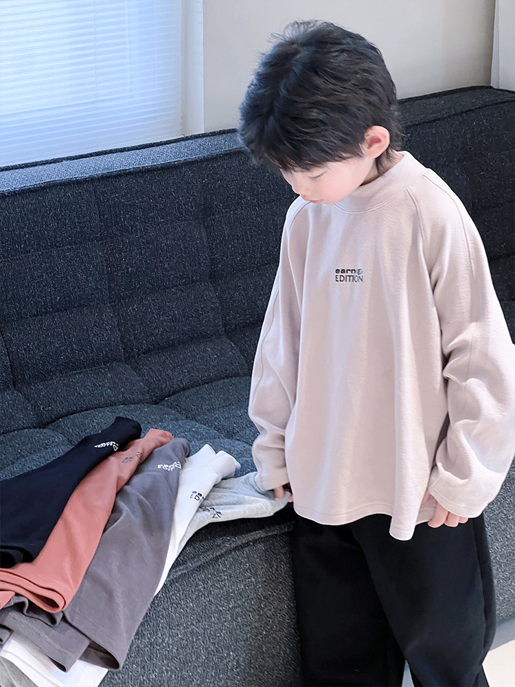 Niños con camisetas de camiseta de camiseta de manga larga para niños 2025 otoño y invierno ropa infantil para niños calientes con cuello de media altura
