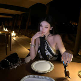 辣妹黑白豹纹金属挂脖背心女夏季新款性感收腰设计感显瘦吊带上衣