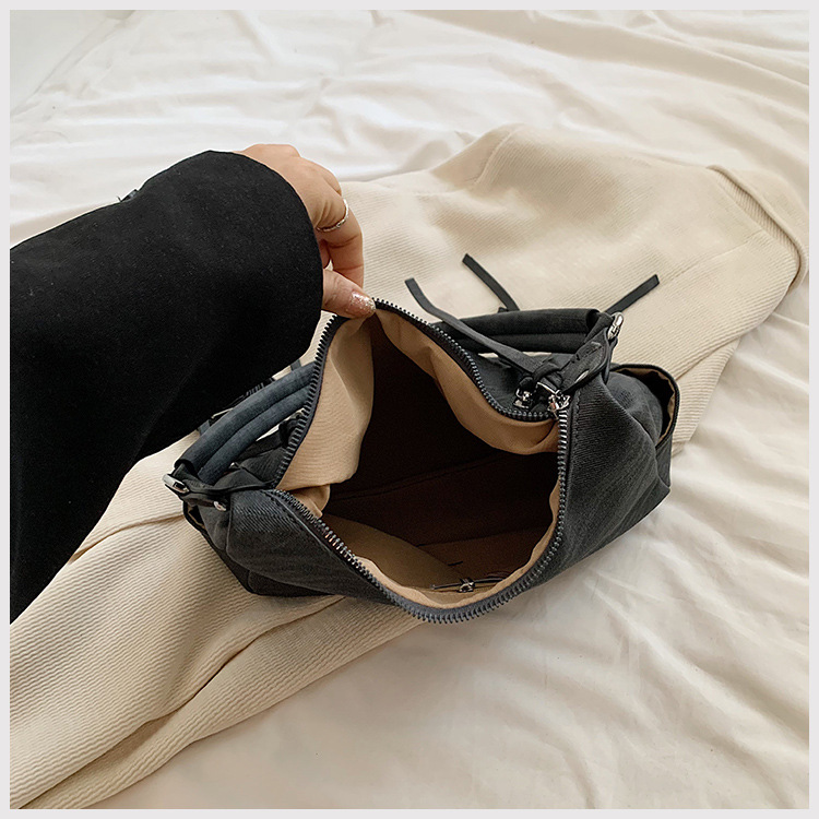 Large capacity wandering shoulder bag, new spicy girl high-end versatile double pocket strip casual crossbody armpit bag_voghion.com