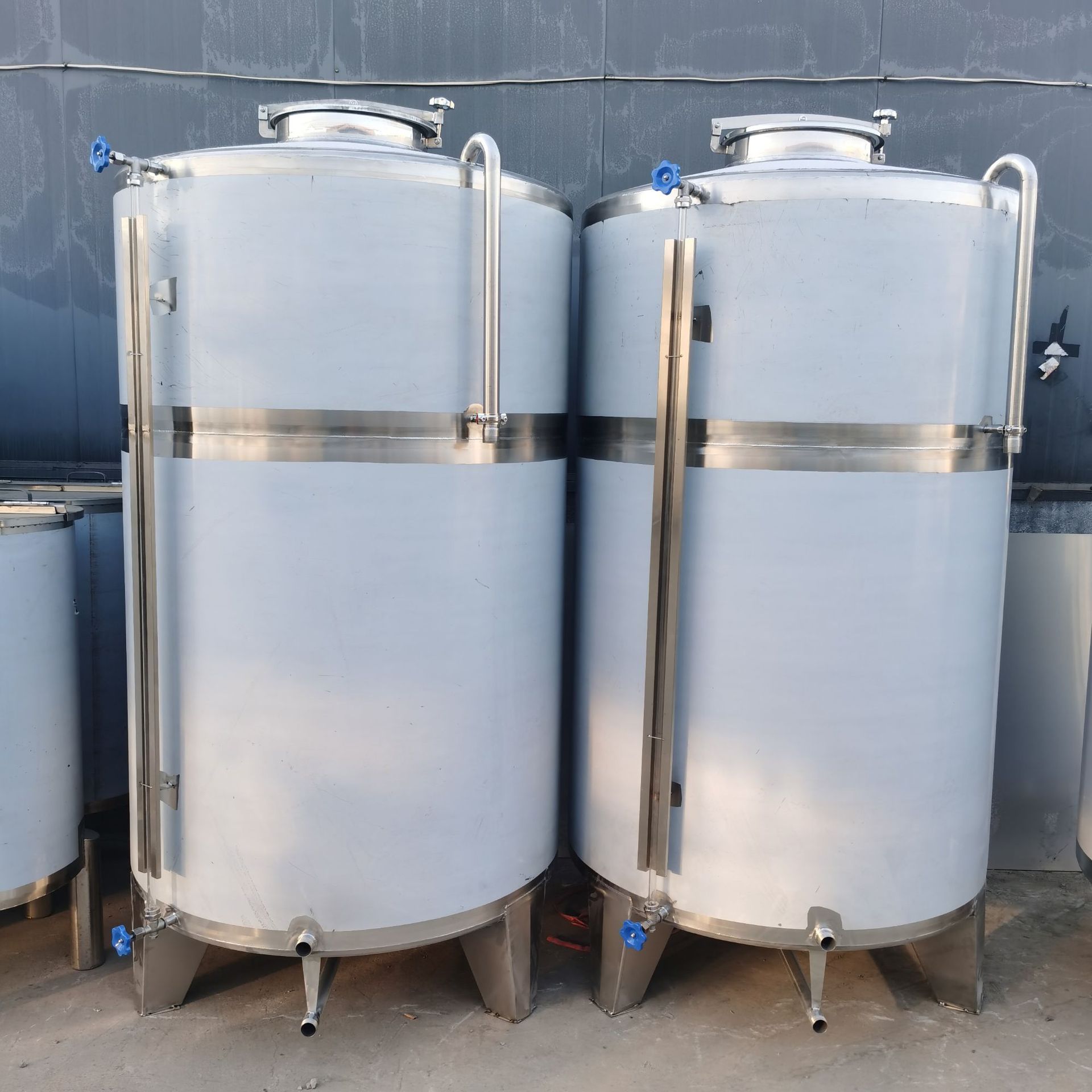 供应食品级304立式储酒罐 5吨蓝莓果酒储罐 10吨不锈钢酒容器销售