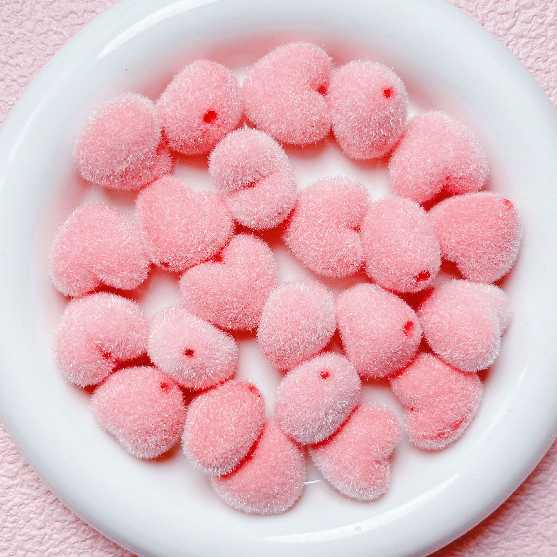 ミルクの叫びの長い毛の植毛の太い愛のまっすぐな穴のアクリルの数珠diy携帯電話のチェーンは材料のアクセサリの部品を掛けます。