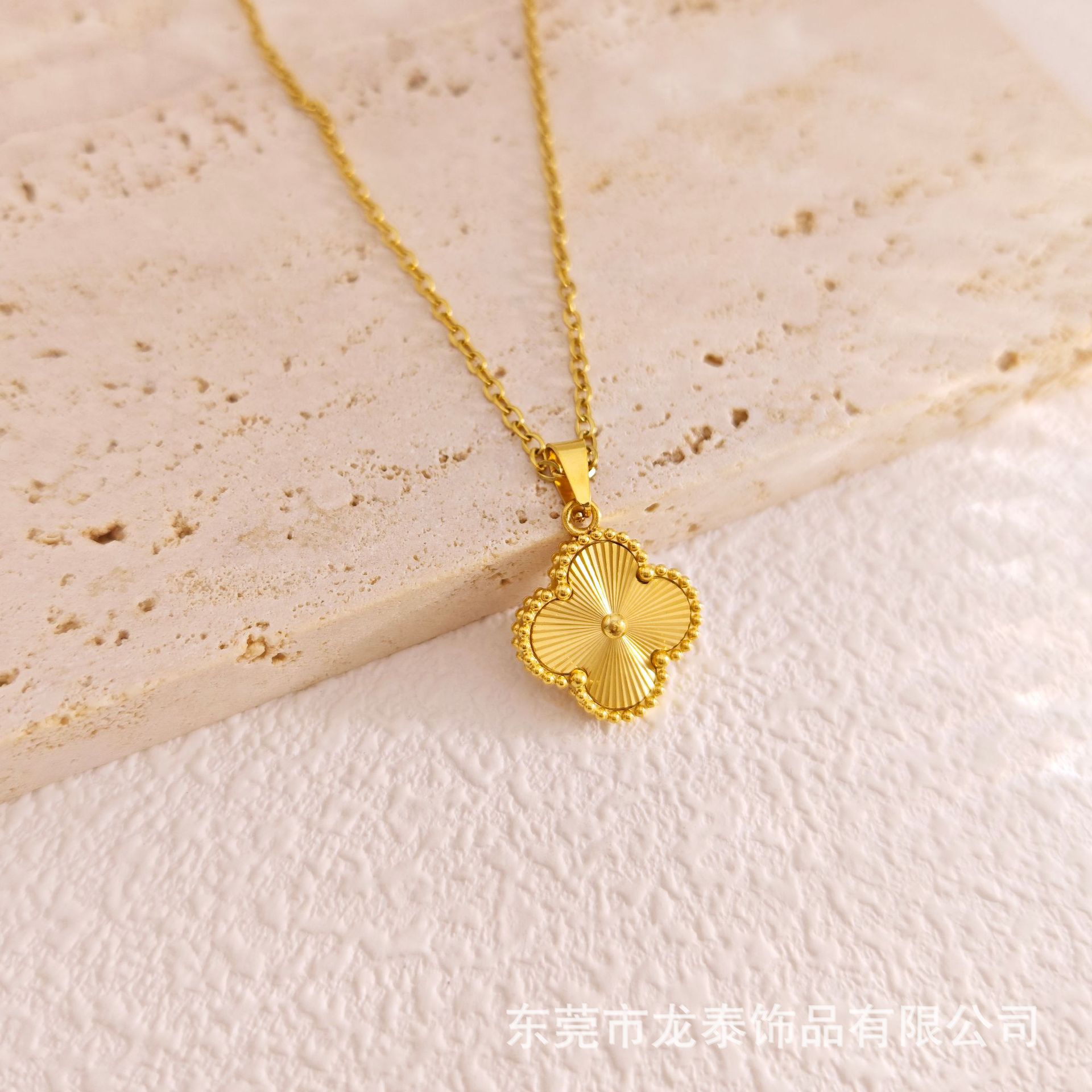 골드 자수 목걸이