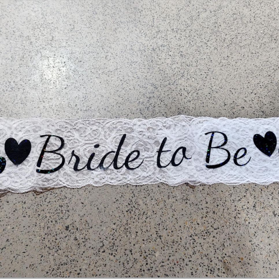 Cinta ceremonial de encaje negro de una sola capa con diseño de correa para el hombro con fuente láser DirtyThirty para fiestas y juegos de rol.