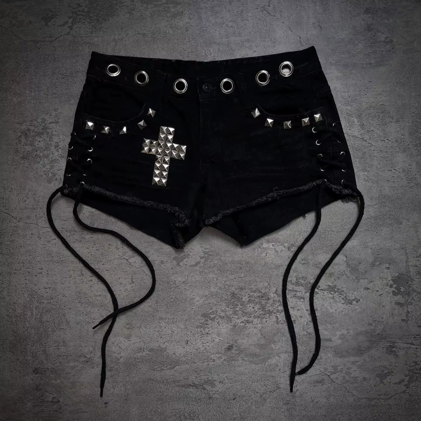 Шорты унисекс Y2K в стиле high-street gothic, со стальными заклёпками и крестом, чёрные