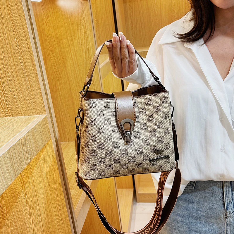 Capacious shoulder bag, retro one-shoulder bag, high-end, 2023 collection
