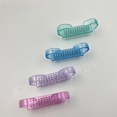 メーカーは半透明のプラスチック製マニキュアブラシ、小さなホーンブラシ、ホーンブラシ、ネイルブラシ、クリーニングツールを供給しています。
