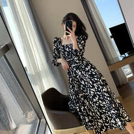 大码女装微胖MM碎花连衣裙2023春装新款法式复古方领显瘦花色长裙