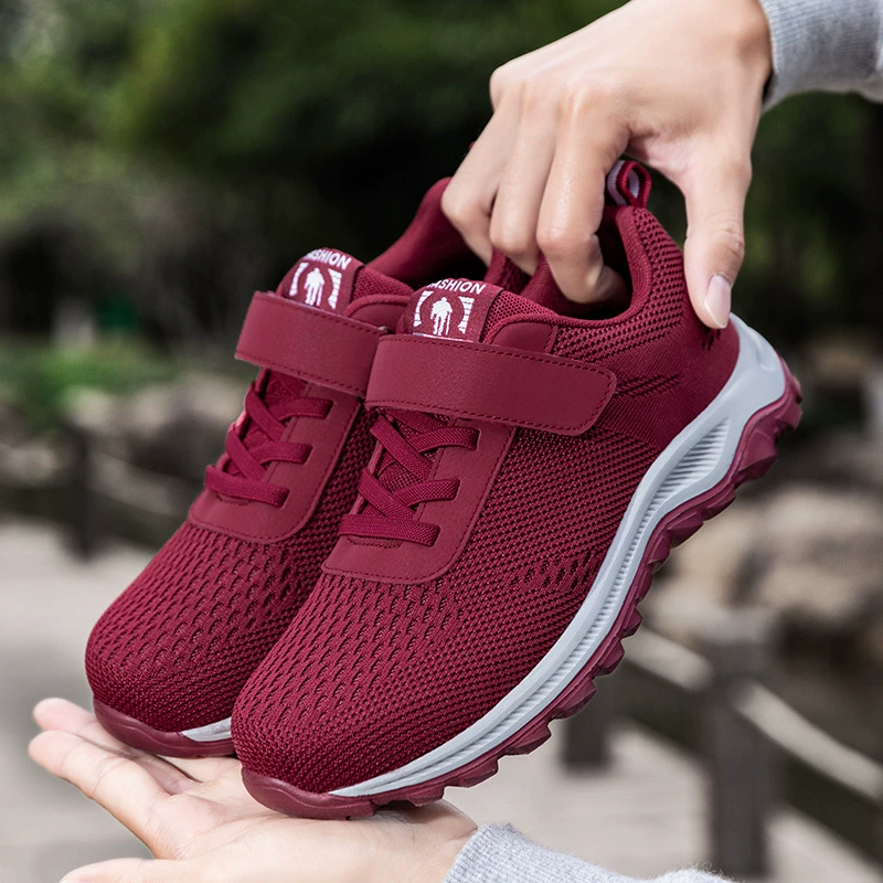 Обувь для родителей, весенне-летняя нескользящая мягкая подошва, прогулочная обувь для людей среднего и пожилого возраста, легкая и удобная обувь для пожилых людей, мужская спортивная обувь для пожилых людей.