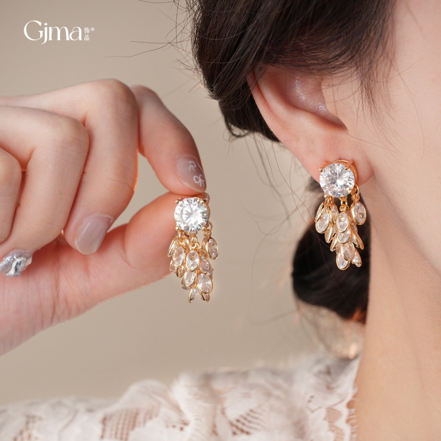 Fashionable small design earrings with zircon