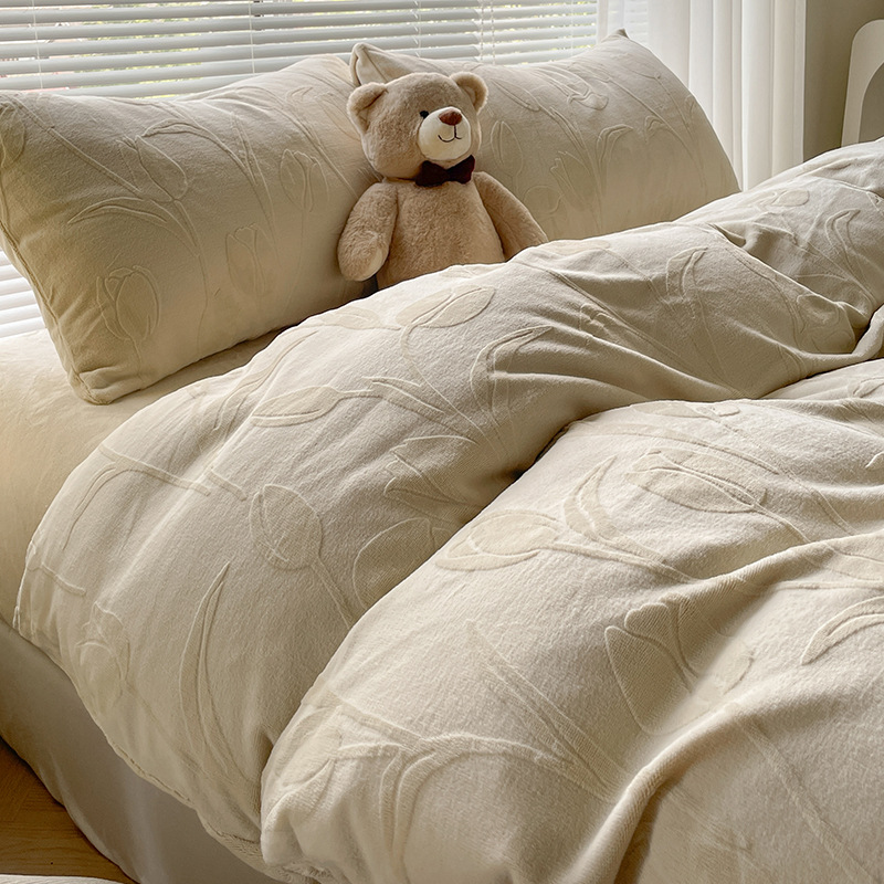 Luz de lujo tallado de leche de cama de cuatro piezas en invierno engrosado doble edredón cubierta de cama