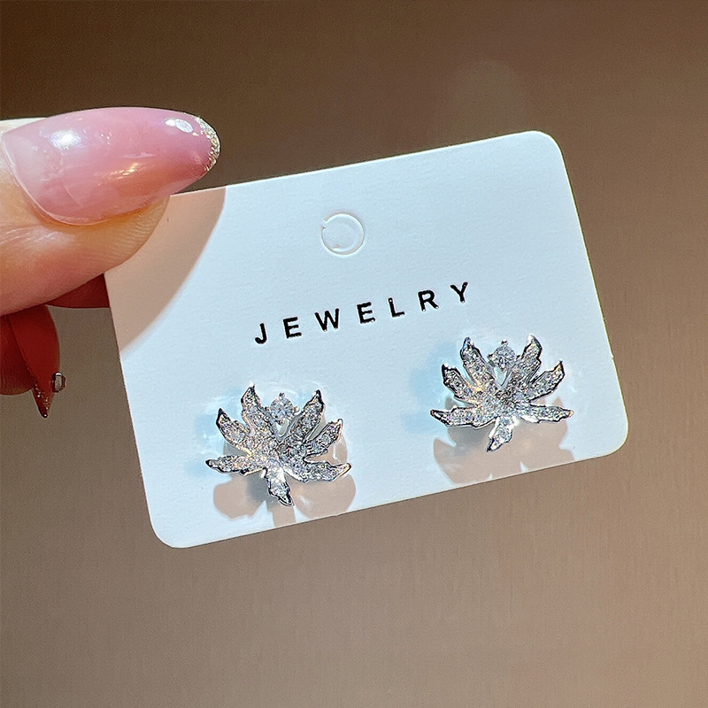 Anillo de metal francés aretes de anillo simple aretes de aretes nuevos estilos de estilo estilo estilo estilo de diseño de nicho temperamento único aretes de mujer cara pequeña