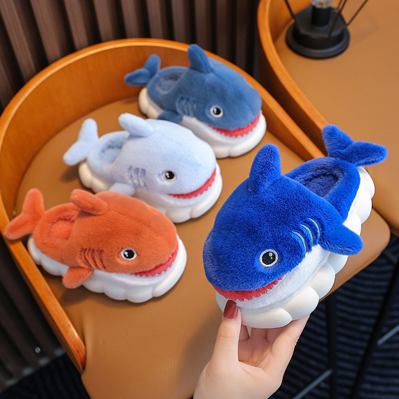 Pantuflas de algodón para niños, diseño de tiburón de dibujos animados para invierno, zapatos de peluche cerrados por detrás para niños, zapatos de algodón para bebés y niños pequeños, estilo padre-hijo.