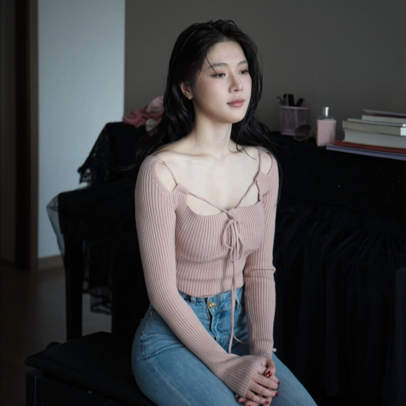 Purely alluring U-neck long-sleeve knit top with straps for women, autumn atmosphere ribbed slim-fit base shirt Purely alluring U-neck long-sleeve knit top with straps for women, autumn atmosphere ribbed slim-fit base shirt