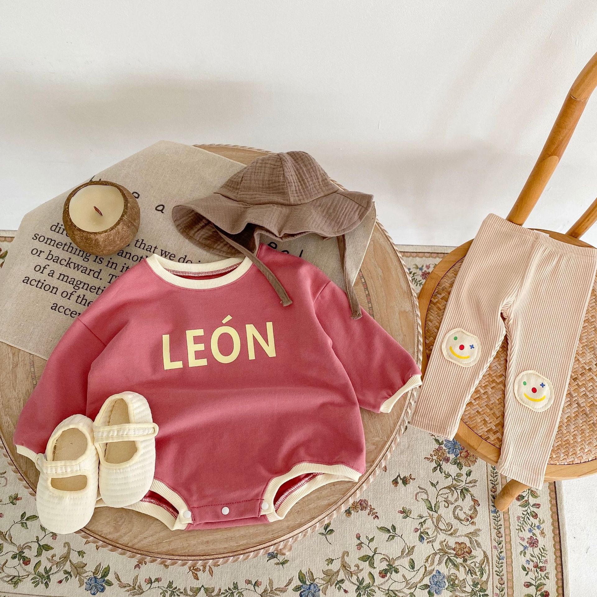 Collezione autunno 2024: maglietta a maniche lunghe con lettere stampate per neonati e bambini piccoli, pantaloni con toppa con faccina sorridente,_voghion.com