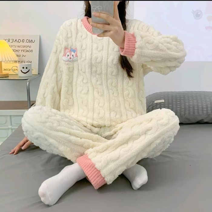 Invierno mayorista transfronterizo cuello redondo casual versión simple y suelta pijamas de dibujos animados de mujeres bordado creativo de flores de cortinas de terciopelo ropa para el hogar