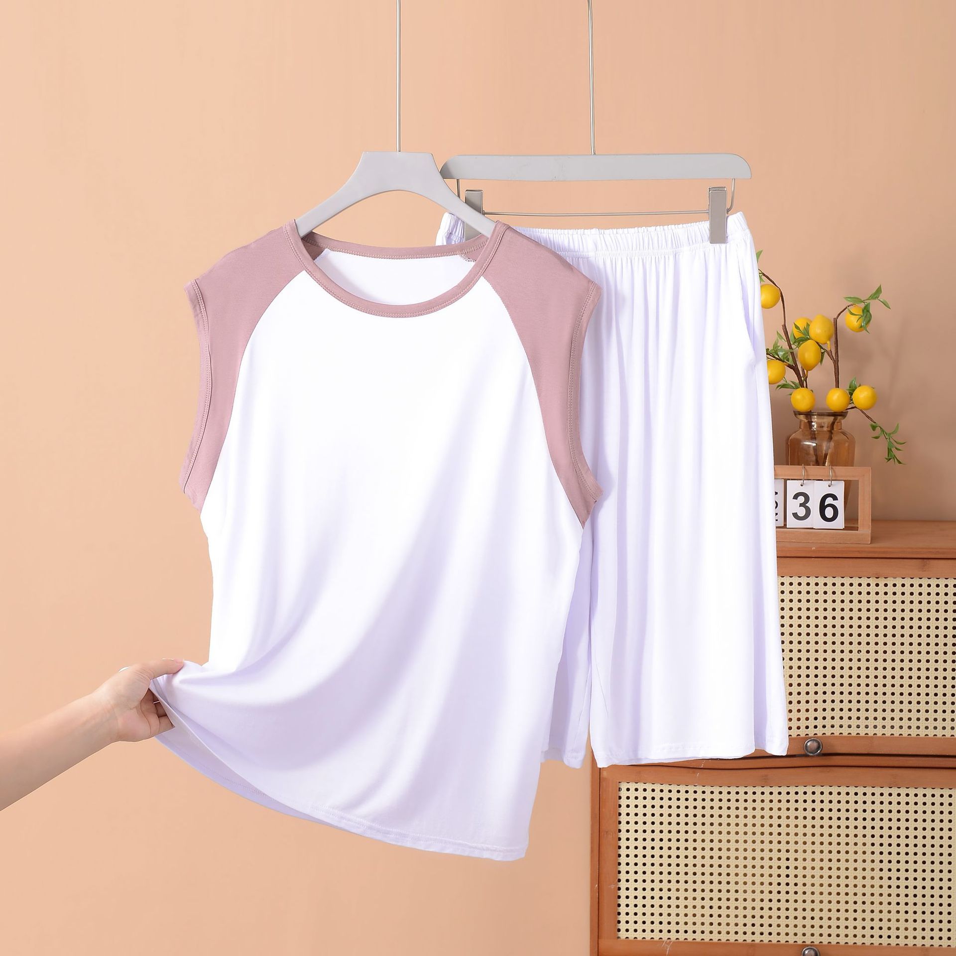 카키색이 가미된 흰색