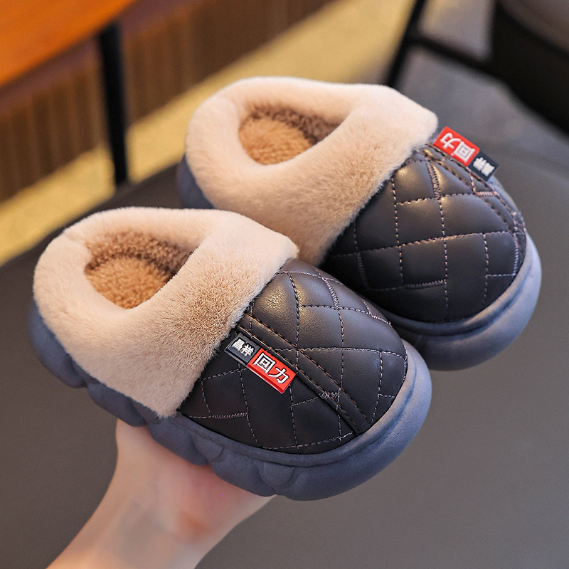 Zapatillas de algodón para niños, niños y niñas, invierno calentamiento de piel PU impermeable y terciopelo para padres e hijos, zapatos de algodón para niños de tamaño medio.