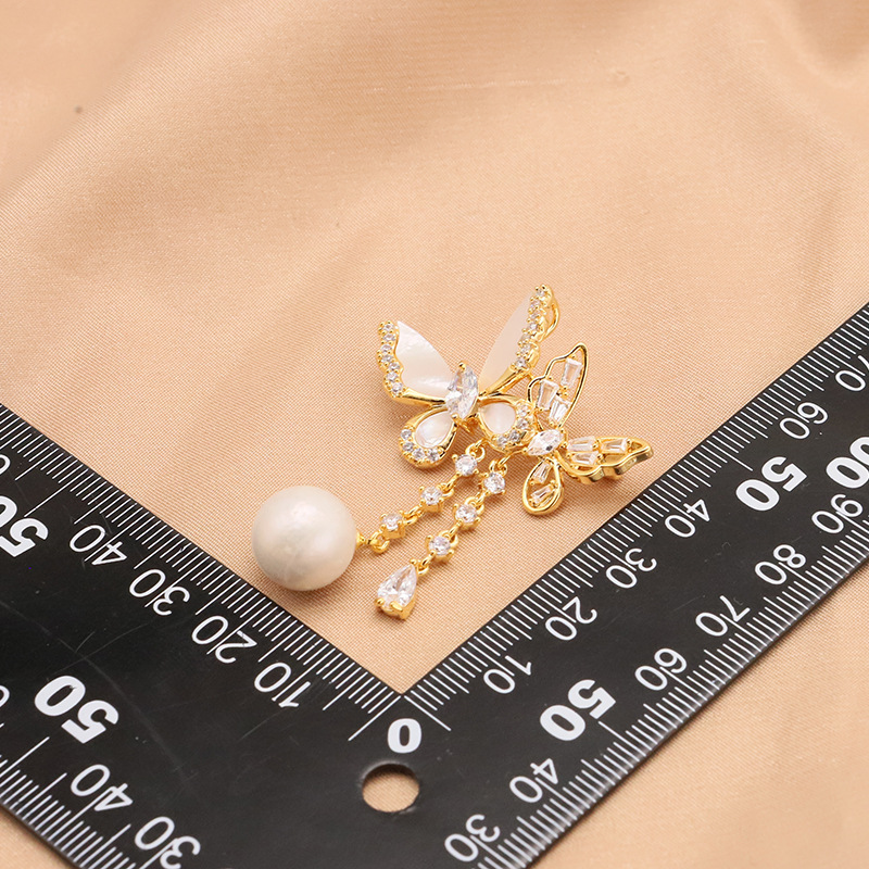 Estilo japonés y coreano ~ broche de perlas de agua dulce natural mariposa micro con incrustaciones de circón accesorios de temperamento de alta calidad chapado en oro de 18K