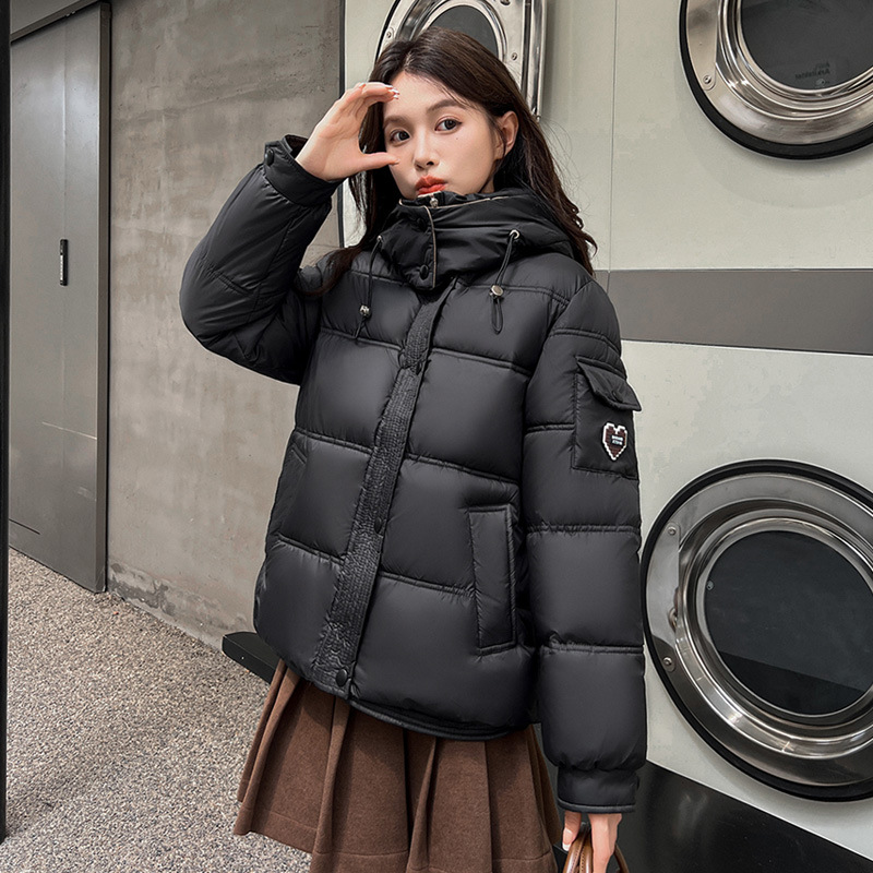 Capa de algodón de pluma corta para mujeres 2024 invierno nueva moda coreana con capuchón de algodón para mujeres color de contraste grueso abrigo cálido