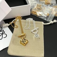 LO Rowai の春夏の古典的な新しい菱形中空彫刻ネックレス女性月餅ロゴスクエアペンダント鎖骨チェーン
