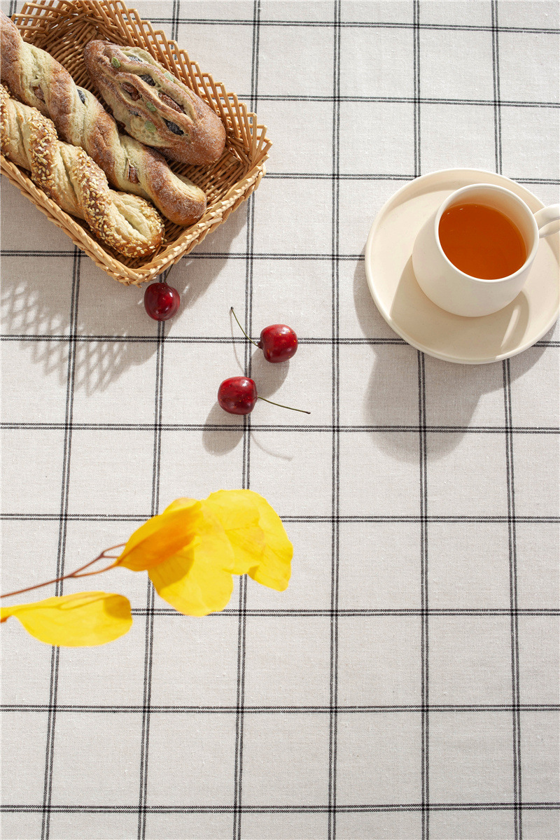 Tovaglia rettangolare geometrica a quadri a doppia linea in cotone-poliestere con bordo arrotolato, ideale per tavoli da pranzo e tavolini da caffè._voghion.com