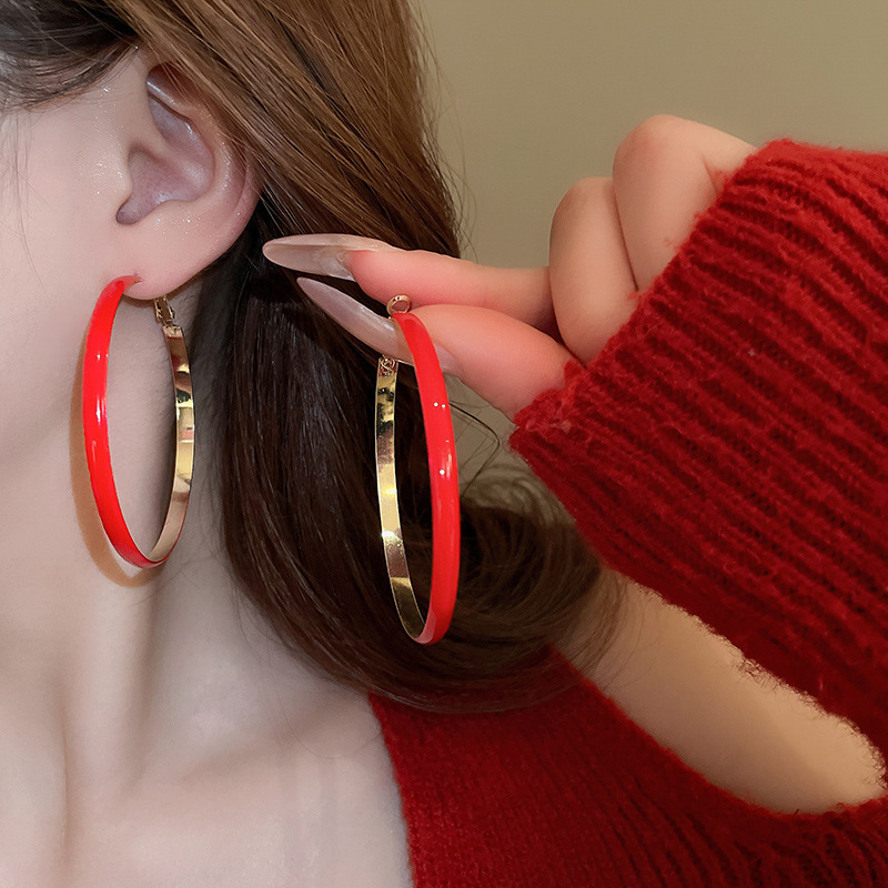 Pendientes redondos geométricos rojos con aguja de plata, pendientes retro de alto nivel, estilo de Hong Kong, pendientes de temperamento 2025 nuevos pendientes para mujer