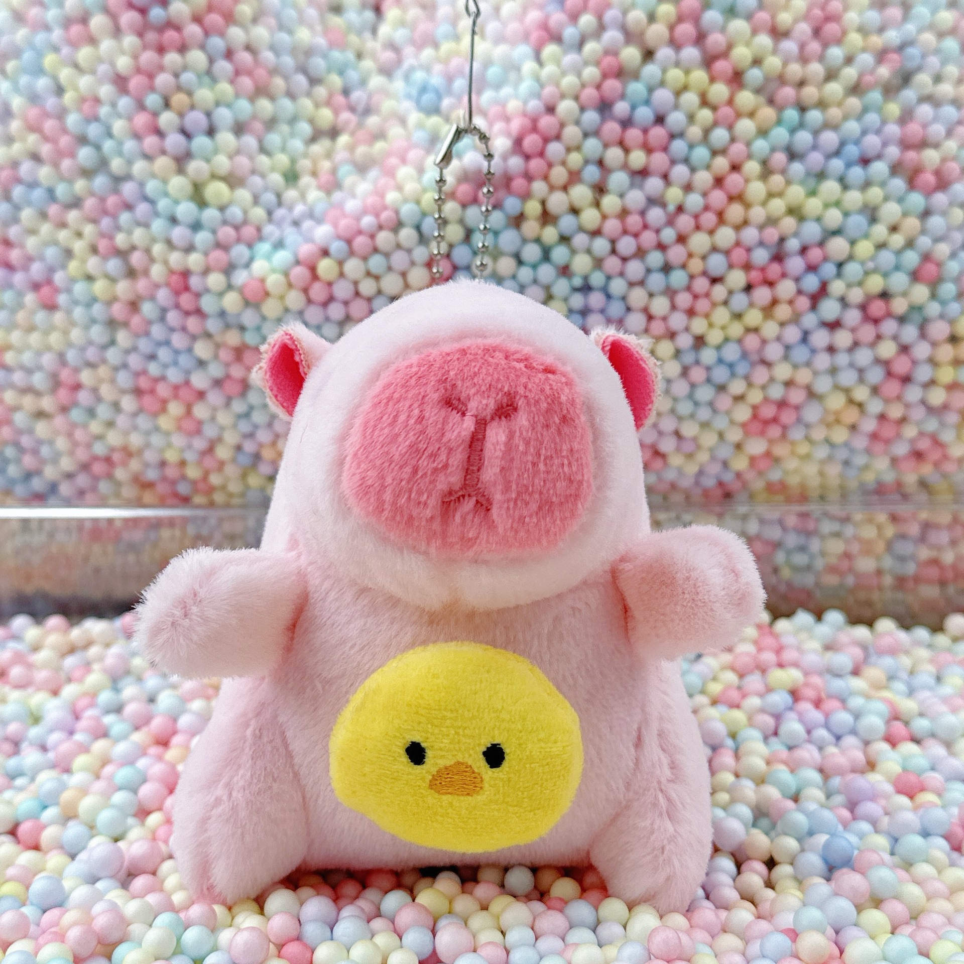 손에 쥐고 있는 병아리 핑크 카피발라 + 비드 체인