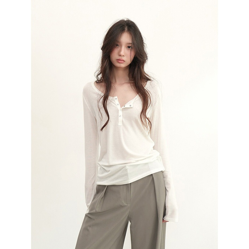 French Henley Collar White Long-Sleeved T-Shirt for Women in Early Autumn, Retro Top with Slim Fit and Knitted Bottoming Shirt