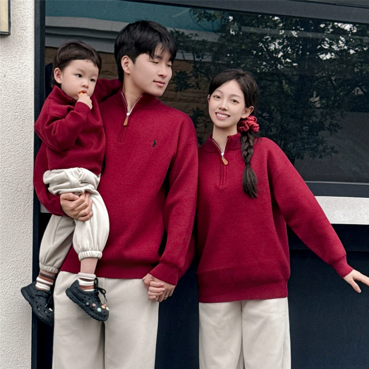 Семейные комплекты для троих: красный трикотаж с воротником-стойкой, новый стиль 2025 года, высококачественный утолщенный трикотаж, стильные наряды для мамы и ребенка.