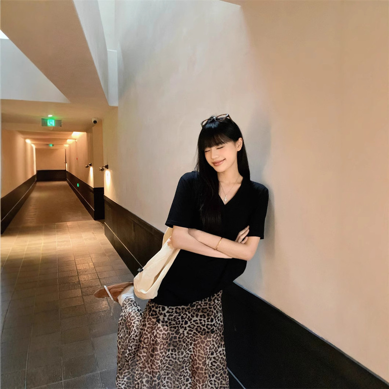 リアルショット夏デザインスリットヒョウ柄スカート薄手ロングスカート+黒VネックTシャツスーツ女性用84528|undefined