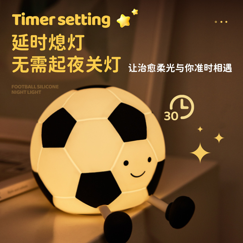 サッカーの小夜灯寝室のベッドの上の夜は睡眠を伴っています。|undefined