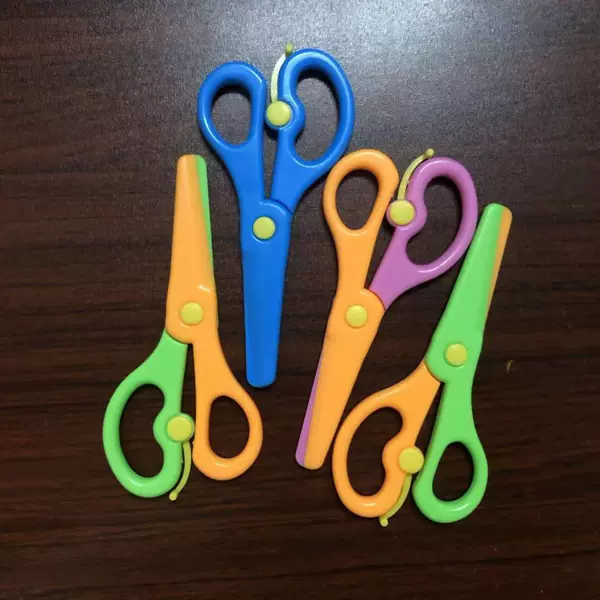 Plastic multicoloured scissors, 13.5×6.30cm