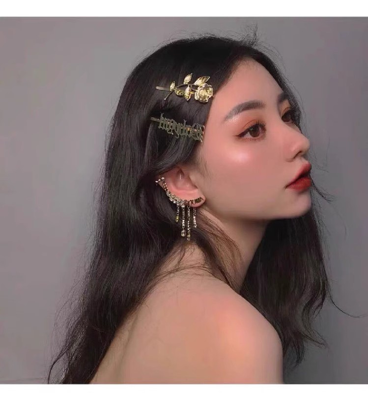 Insレトロな金属のバラのアルファベットのヘアピンの字は黒いクールな欧米のヘアピンの縁を挟んで前髪を挟みます。|undefined