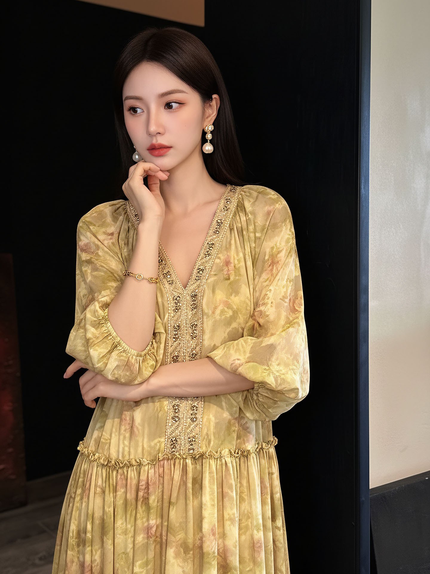 Đầm maxi nữ cổ V phong cách Trung Hoa hiện đại, tay dài, thêu hoa nổi và đính cườm — Xanh lá cây nhạtcolor