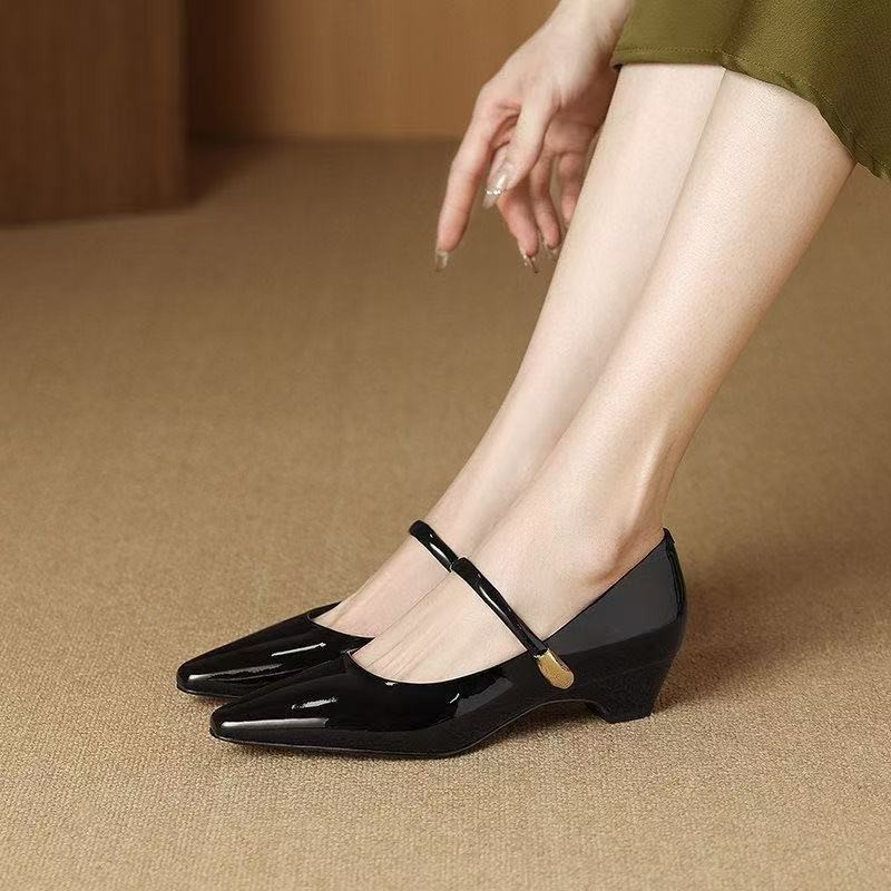2026 primavera nuevo estilo retrógrado francés puntero tacones gruesos y poco profundos zapatos de cuero esmaltado zapatos de mujer hebilla mary-zhen zapatos
