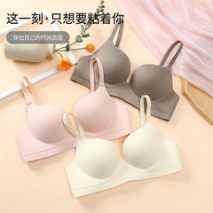 ワンピースの無痕下着の女性は小胸を集めて大きい夏のブラジャーを見せます。