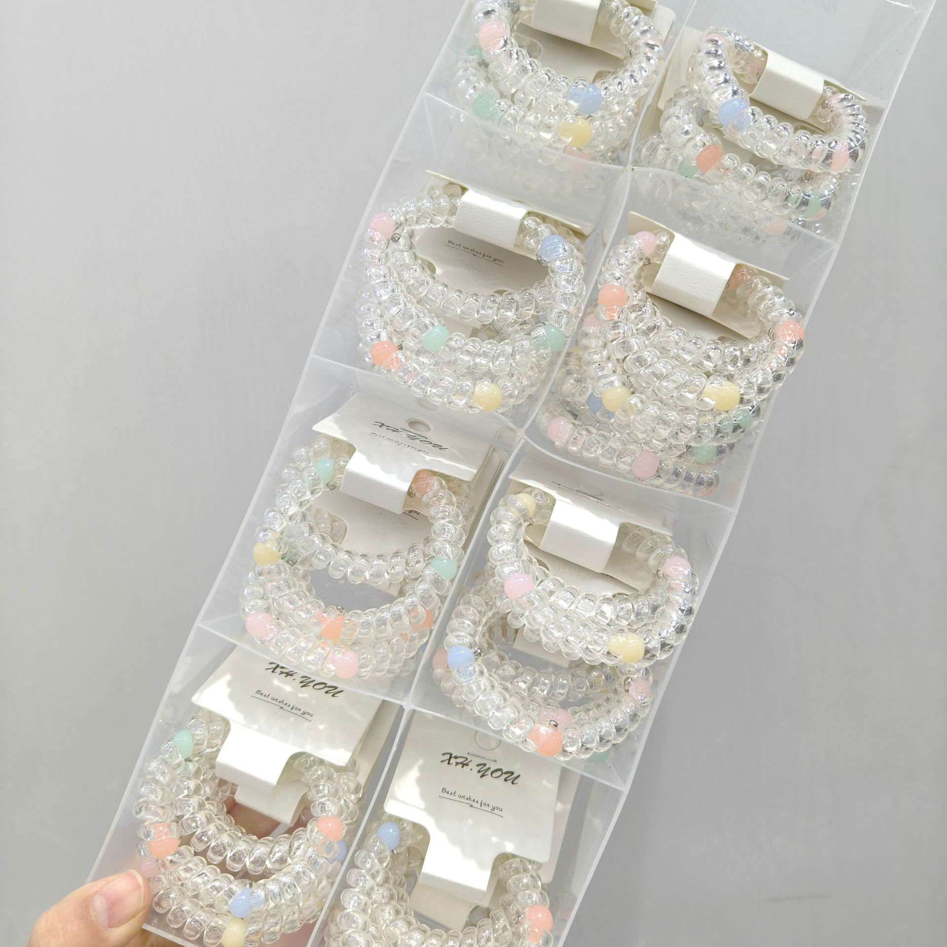 투명한 색깔의 구슬의 혼합 배치