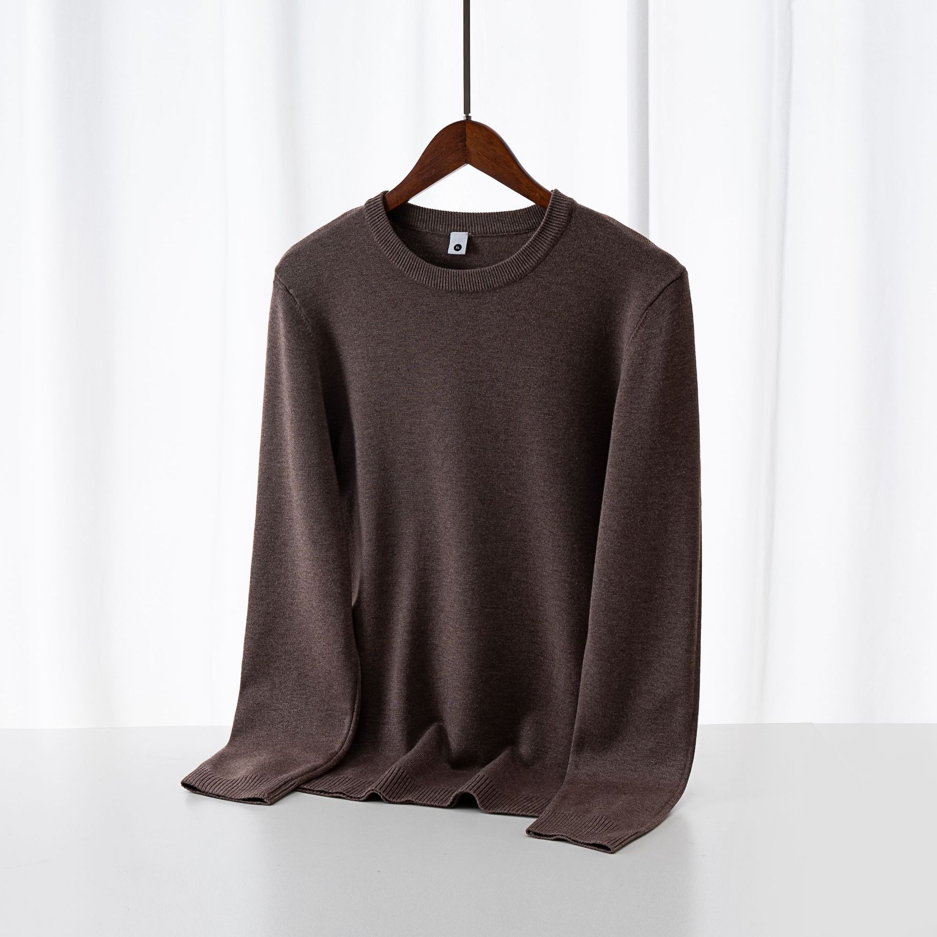 Suéter de hombre 2025, otoño y invierno nuevo suéter de viento perezoso de cuello redondo de hombre overhead de punto camiseta de fondo