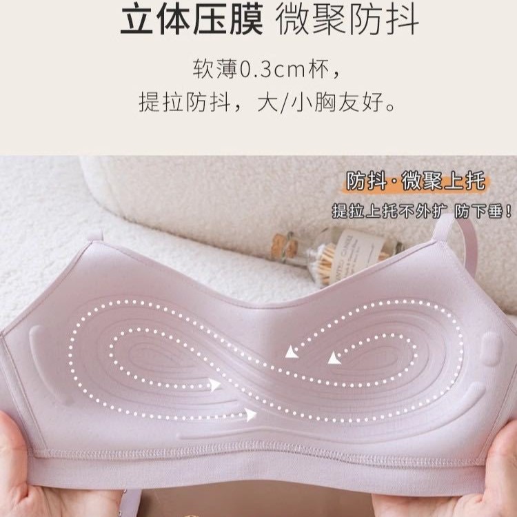 Los pechos pequeños de encaje francés muestran ropa interior de niña grande y pura